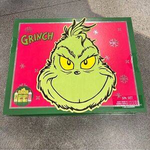 🎄NWT Spa Set : Grinch Holiday Gift Box Bubble Bath Face Masks Headband Body Wash